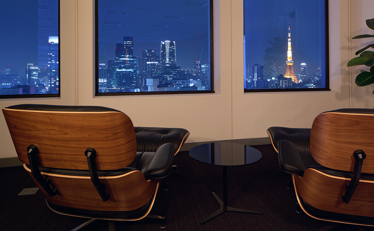 東京の夜景を眺めながらのコーヒーブレイクは六本木ヒルズならではの贅沢な時間。